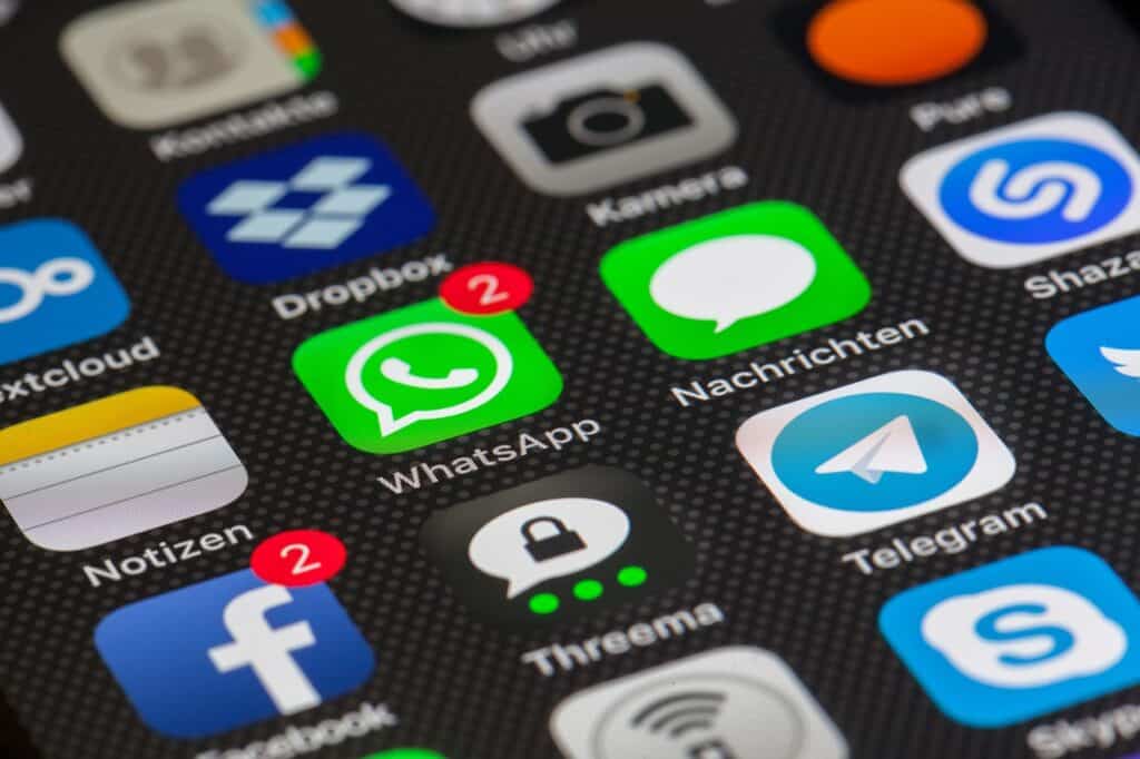 Handy App-Menü mit u.a. Whatsapp und Facebook mit Notifications