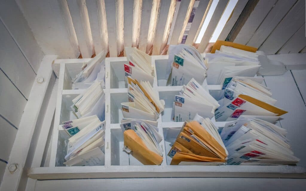 Schrank voll mit Briefen und Umschlägen